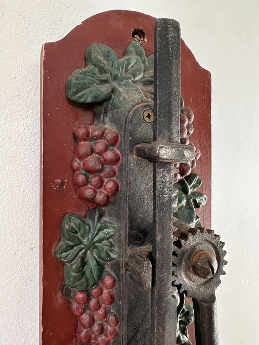 Ouvre-bouteille mural ancien en fonte à motif de raisin – style auberge (vers 1900)