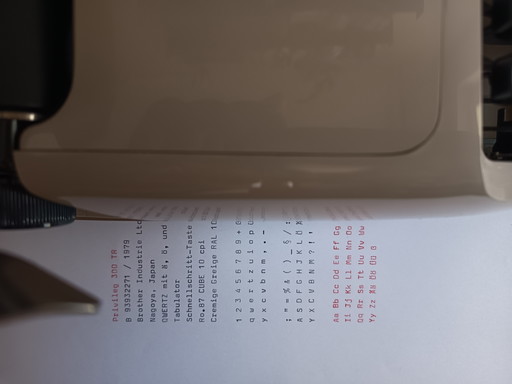 Macchina da scrivere Privileg 300 TR restaurata (1979) con carattere tipografico CUBE