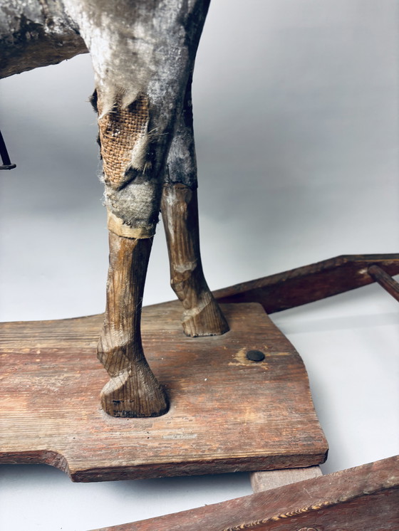 Image 1 of Antico cavallo da tiro in legno su slitta con rivestimento in tessuto e pelle – circa fine XIX/inizio XX secolo