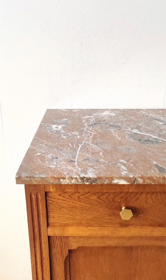 Image 1 of Mueble de madera maciza con tapa de mármol.