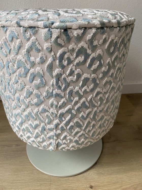 Set Upcycled Unico: Due Poggiapiedi e Pouf Design McDonald's Rivestiti su Base in Acciaio – Handmade, Metal (photo 4 of 10)