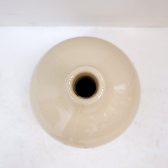 Image 1 of Grote wijnkaraf versierd met de wapenschilden van koning Willem III en de koningin