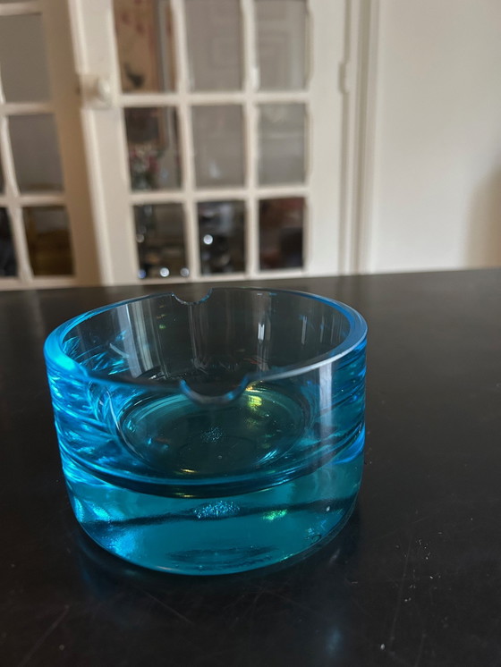 Image 1 of Cenicero de cristal azul de 1970