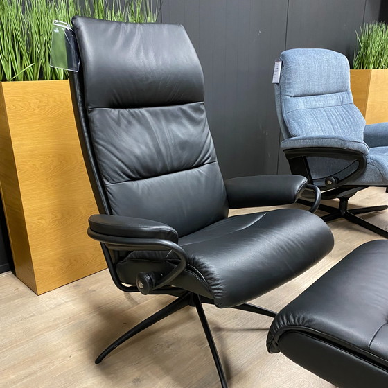Image 1 of Poltrona reclinabile Stressless Tokyo con poggiapiedi