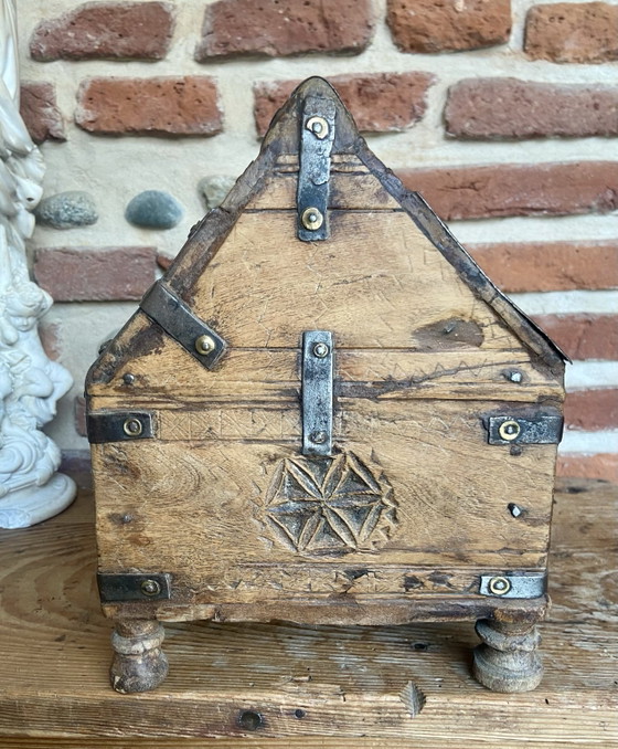 Image 1 of 19e-eeuwse mediterrane houten kist met houtsnijwerk en smeedijzeren beslag