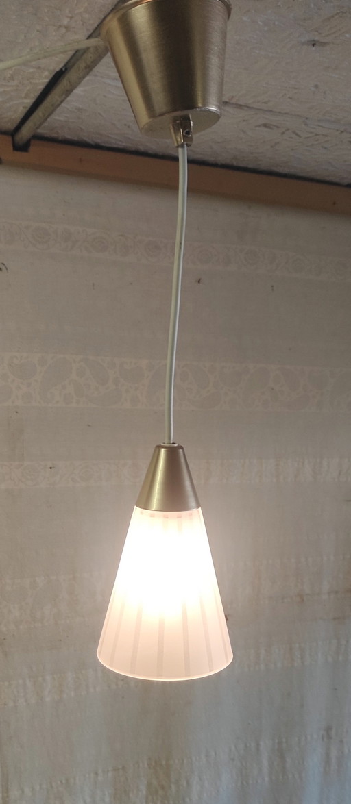 Lampada a sospensione in vetro e metallo dorato della metà del XX secolo. – hanglampen, Glass
