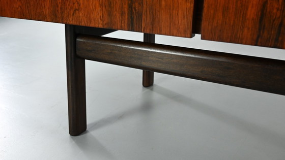 Image 1 of Ib Kofod-Larsen, Rozenhout Credenza. Denemarken, ca.1960