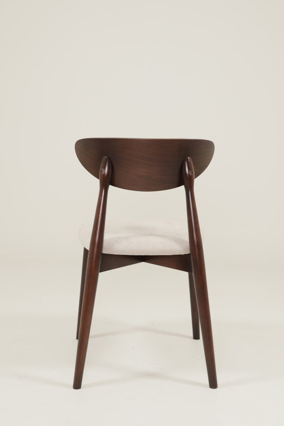 Image 1 of Set moderno di 6 sedie da pranzo, in tessuto ecru e legno di faggio noce scuro.