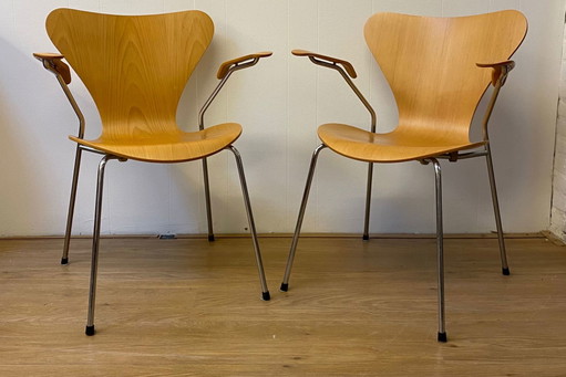 Sedia a farfalla Fritz Hansen Serie 7 di Arne Jacobsen