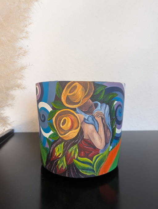 Nieuw artistiek origineel: Handbeschilderde bloempot met een verliefd stel, in Spaanse stijl.