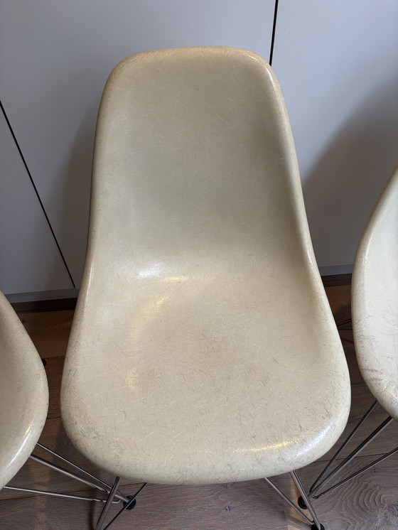Image 1 of 4 sedie laterali vintage Eames Miller DSR in fibra di vetro – pergamena