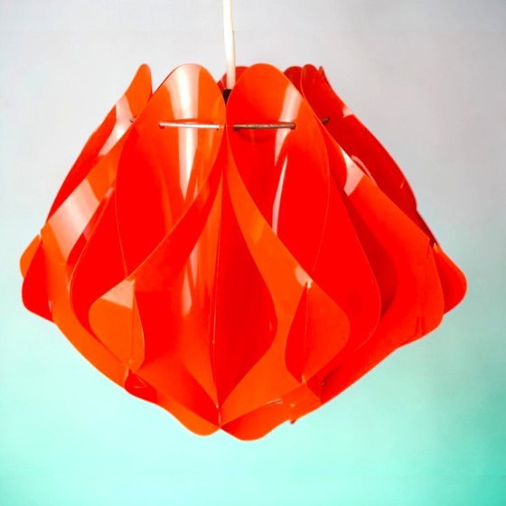 Image 1 of Suspension géométrique rouge en acrylique de style origami, style moderne du milieu du siècle, années 1970