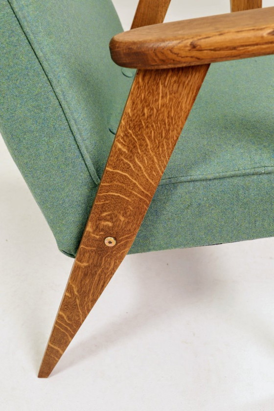 Image 1 of Poltrona lounge vintage con rivestimento in lana color tè verde e legno di quercia.