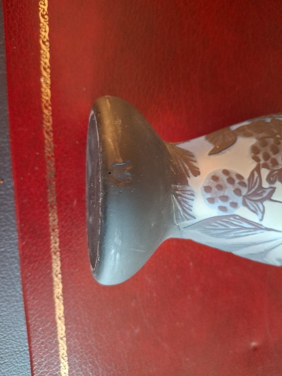 Image 1 of Vase aus mehrschichtigem, säuregeätztem Glas, signiert, Höhe 25,2 cm, Violett-/Aubergine-Töne