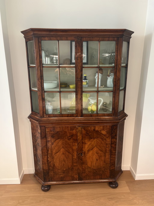 Antique (Anno 1720) display case in walnut