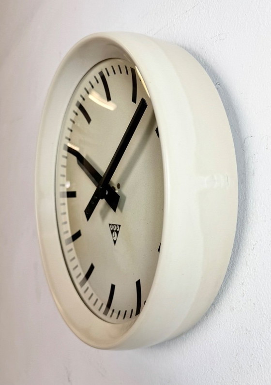 Image 1 of Industriële beige bakelieten fabriekswandklok van Pragotron, jaren 60