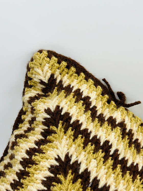 Image 1 of Coussin en crochet vintage années 70