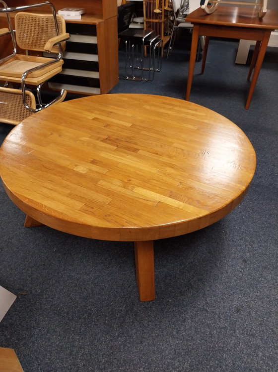 Image 1 of 1 großer Eichen-Couchtisch im Stil von Charlotte Perriand (1970er Jahre), 115 cm Durchmesser