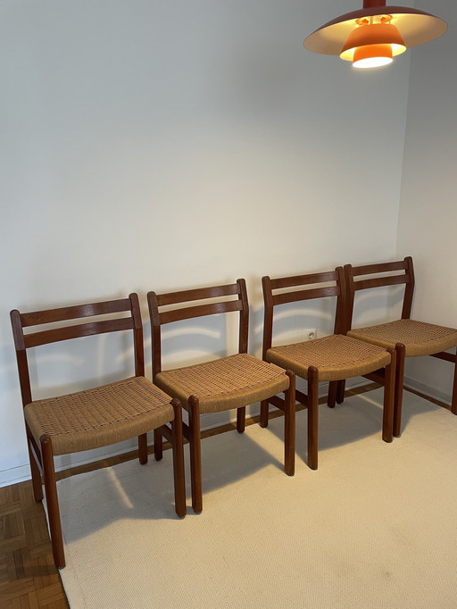 4 stoelen in mid-century stijl uit de jaren 60, gemaakt van teakhout en riet.