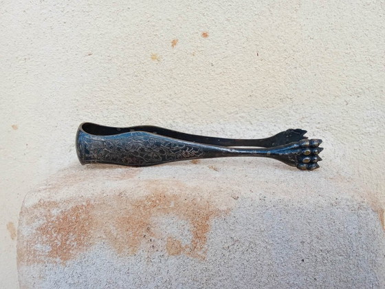 Image 1 of Antieke suikertang met klauwen en bloemversiering.