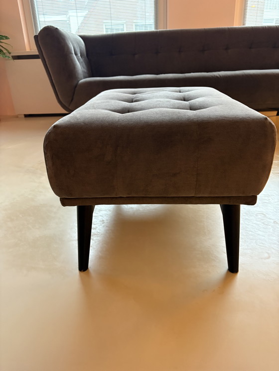 Image 1 of Wunderschönes 3-Sitzer-Sofa und passender Hocker aus Samt von Wulf Wonen