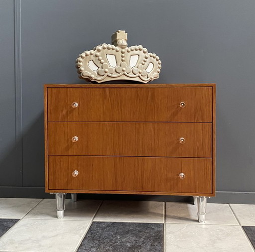 Teakholzkommode aus den 1970er Jahren mit Griffen aus Plexiglas