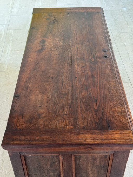 Coffre à vêtements ancien, vers 1577, avec inscription religieuse.