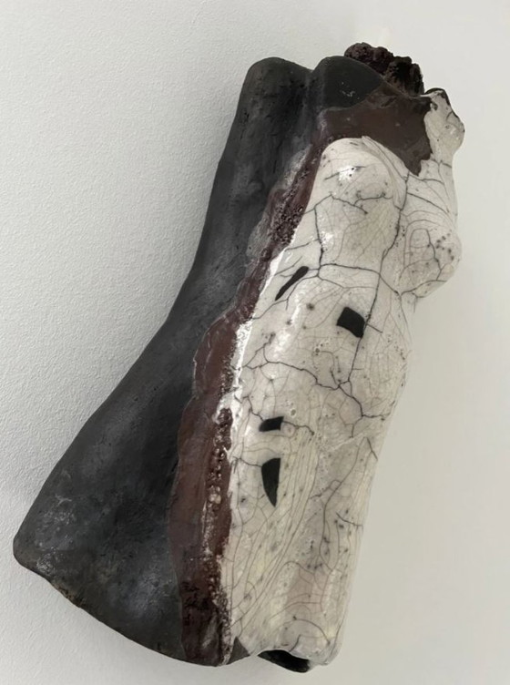 Image 1 of Torse féminin sculpté en céramique – glaçure raku