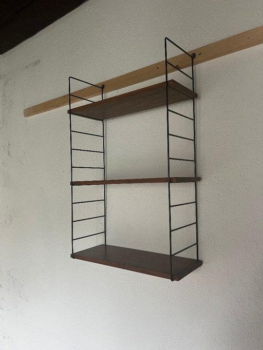 Kompaktes Mid Century String-Regal mit drei Regalböden. Original 1960er Jahre String / Leiter - Regal im Stil von WHB, Nissen un