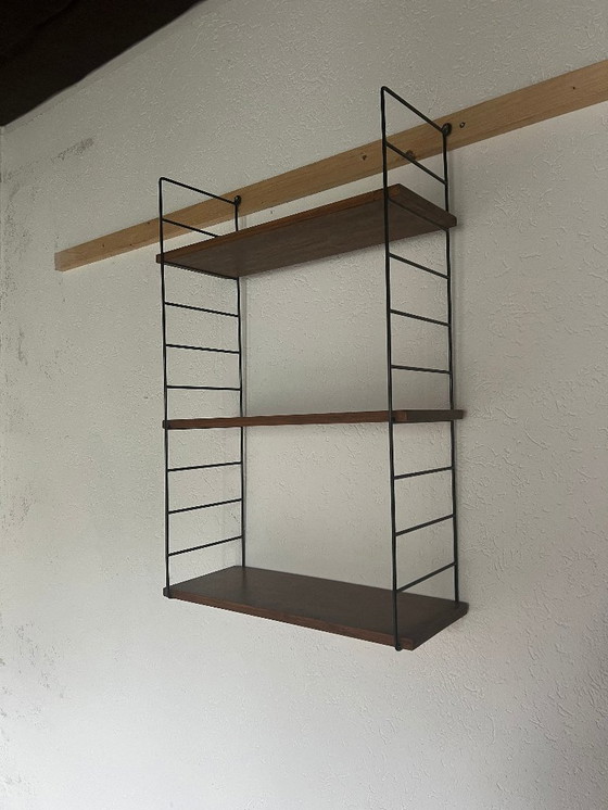 Image 1 of Kompaktes Mid Century String-Regal mit drei Regalböden. Original 1960er Jahre String / Leiter - Regal im Stil von WHB, Nissen un