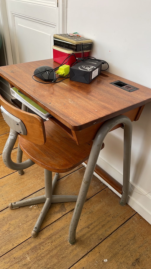 Vintage schooltafeltje en stoeltje 