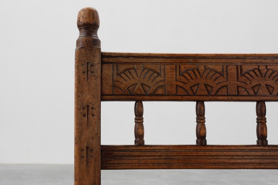 Image 1 of Sedia laterale spagnola in rovere intagliata a mano del XIX secolo con seduta in velluto