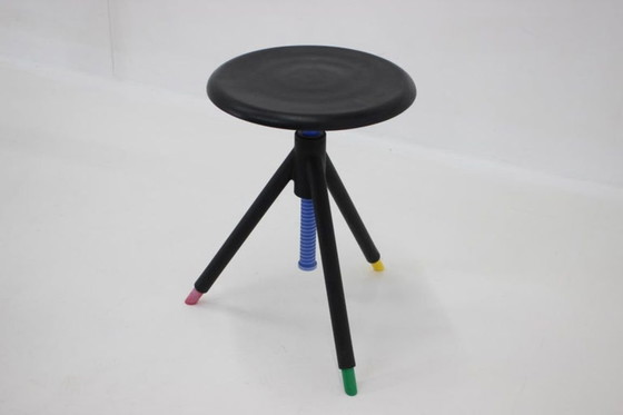 Image 1 of Italiaanse postmoderne verstelbare eettafel met schroefpoten en vier krukken in de stijl van Vico Magistretti, jaren 70.