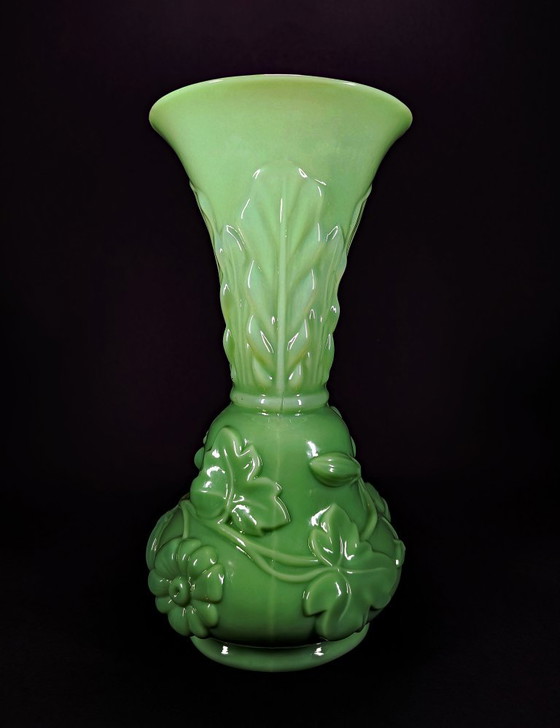 Opaline Vase "Saint Louis" Model: Feuilles et Guirlandes, Glass, Green, Art Nouveau (photo 5 of 13)