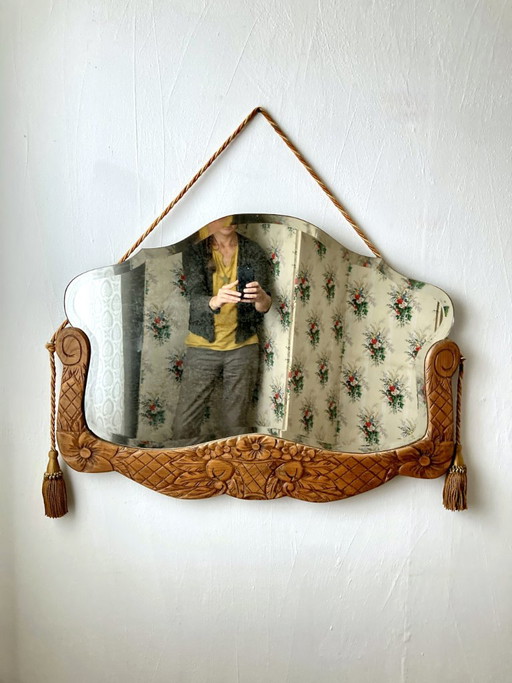 Gran espejo colgante Art Déco, cristal de doble bisel, medio marco de madera tallada, años 30