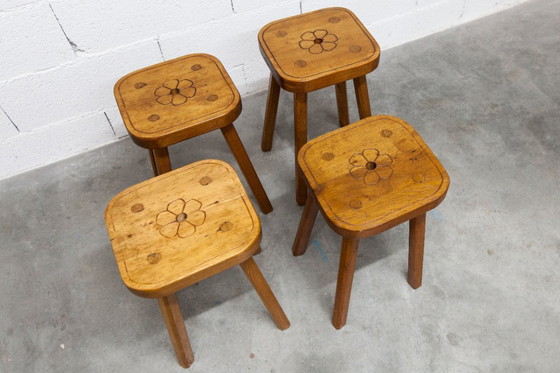 Image 1 of Set di 4 sgabelli brutalisti, fatti a mano, anni '60, design floreale
