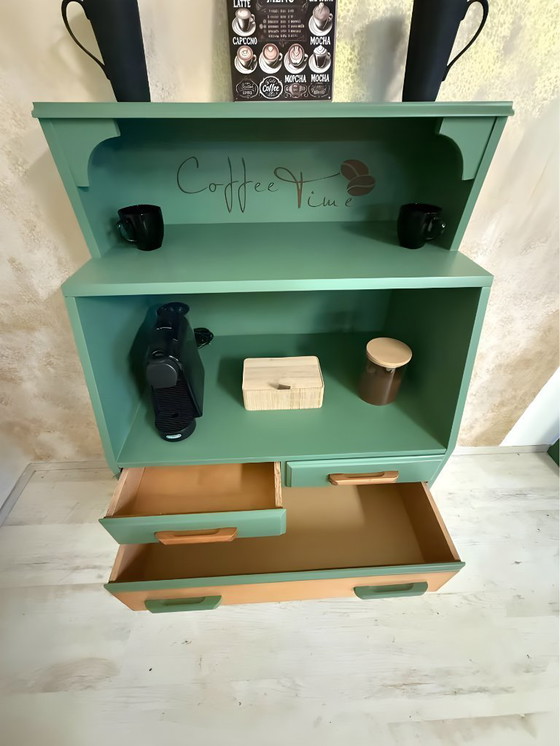 Image 1 of „CAFÉ AU LAIT“ – Charmante Upcycling-Kaffeestation in Salbeigrün