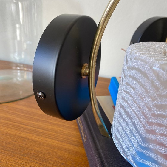 Image 1 of Coppia di applique da parete a collo d'oca in ottone con paralumi a tulipano in vetro bianco rigato