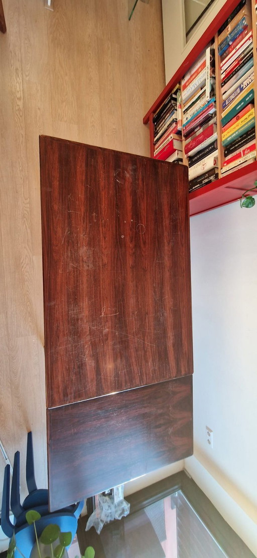 Extendable dining table