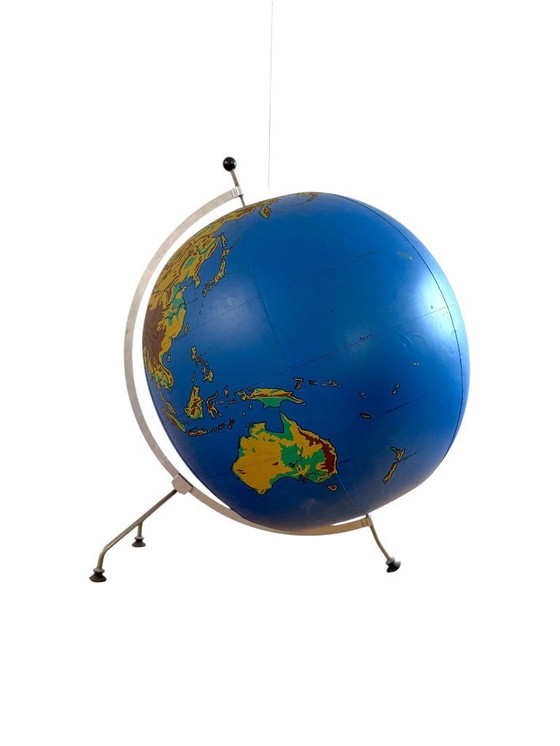 Image 1 of Schul Knickmann, globo fisico gonfiabile a terra su cavalletto, Amburgo, Germania 1950