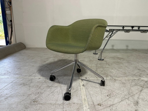 Sillón Muuto Fiber verde oliva - base giratoria sobre ruedas – fauteuils, Plastic (photo 2 of 6)