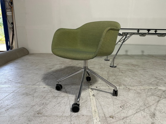 Sillón Muuto Fiber verde oliva - base giratoria sobre ruedas – Sillones, Plastic (photo 2 of 6)