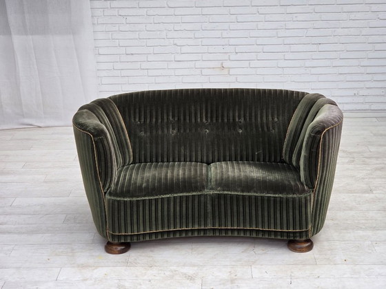 Dänisches 2-Sitzer-Gebogenes Sofa aus den 1960er Jahren, Bezug aus Velours, Eichenholz. – 2 Sitzer Sofas (photo 2 of 17)