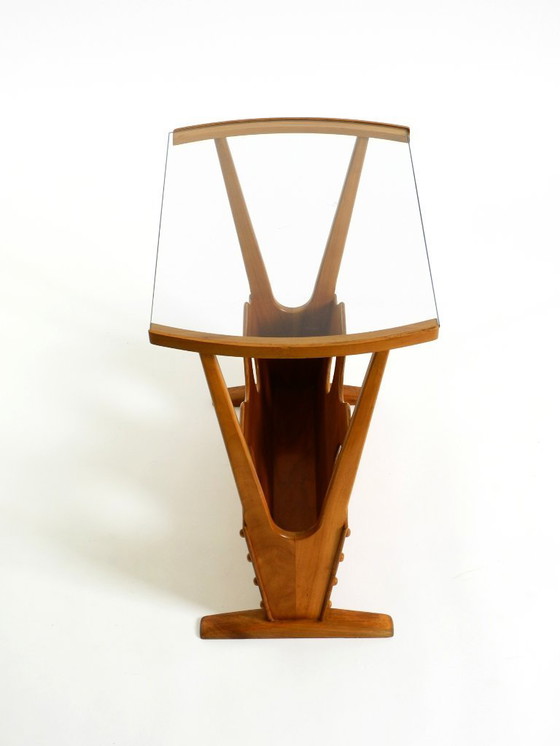 Image 1 of Preciosa mesa auxiliar moderna de mediados de siglo con revistero, fabricada en madera de fresno y cristal.