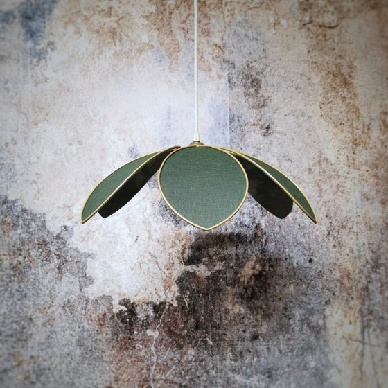 Image 1 of Hängeleuchte Blume, Modell Lotus, Struktur aus goldfarbenem Metall, 6 Blütenblätter aus Stoff (Farbe anpassbar)