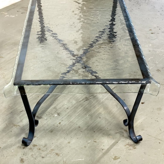 Image 1 of Couchtisch aus mundgeblasenem Glas auf Schmiedeeisen
