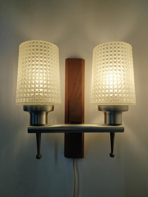 Image 1 of Skandinavische Wandlampe aus den 1950er/60er Jahren mit 2 wabenförmigen Glasschirmen