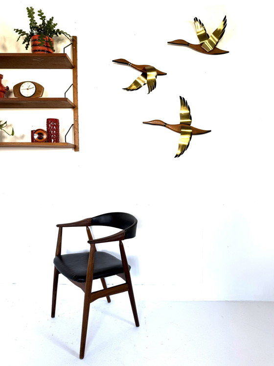 Image 1 of Vintage teak & messing vliegende eenden, jaren ‘60