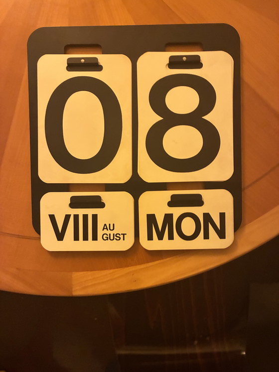 Un classico del design degli anni '70: calendario perpetuo da parete e a fogli mobili, in bianco e nero. (photo 7 of 10)