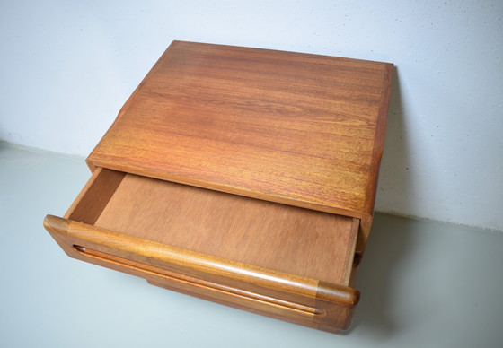 Image 1 of Vintage ladekast/commode van Deens teakhout, midden van de 20e eeuw.